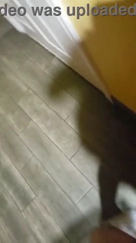 Лењи дан постаје врућ када се пар препусти интимној игри. Почевши од сензуалног задиркивања, они ескалирају у страствени сусрет, истражујући тела једно другог са жаром. Њихово заједничко задовољство кулминира у задовољавајућем врхунцу, остављајући их обоје без даха и задовољним.